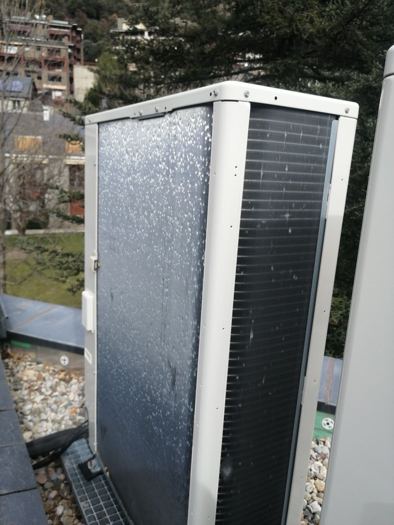 Bomba de calor instal·lada a la coberta d'un edifici